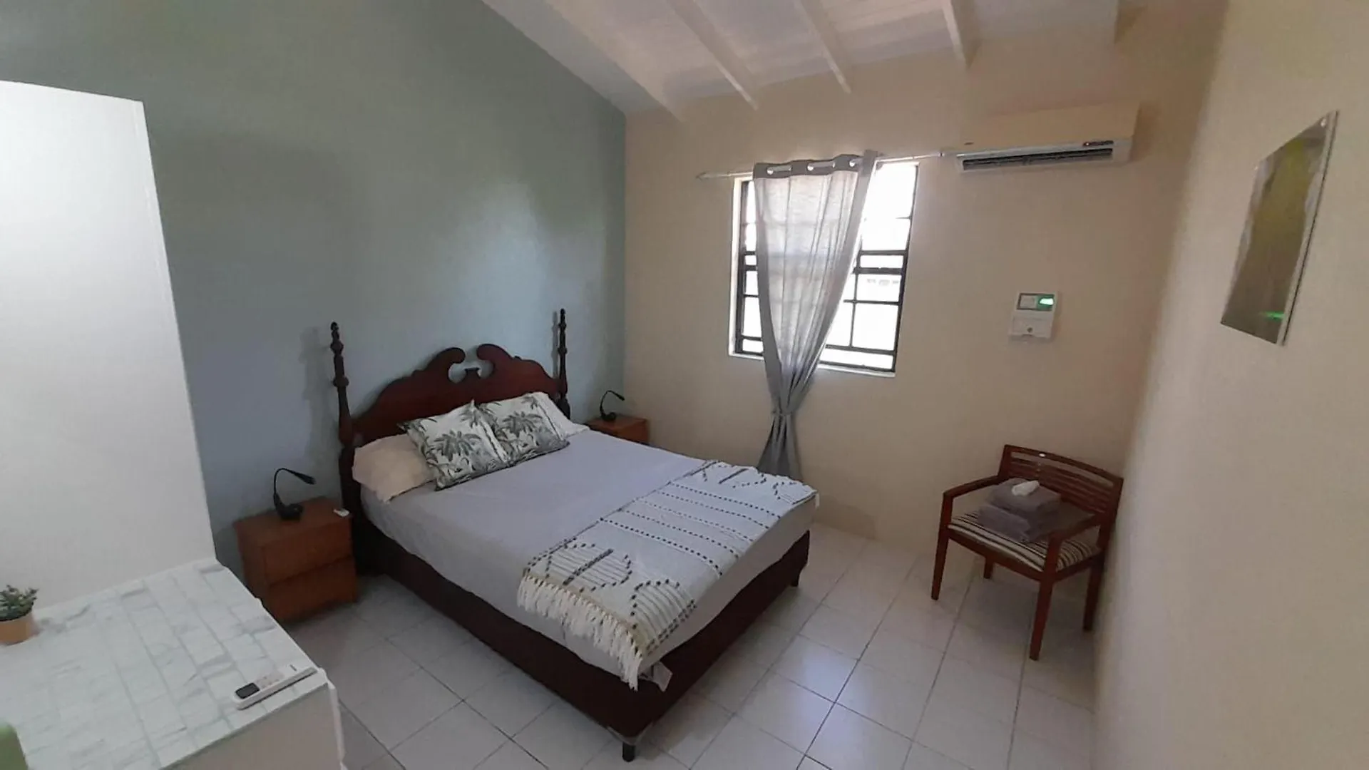 Mel'S Art Place By Coastal View7 Christ Church Apartament